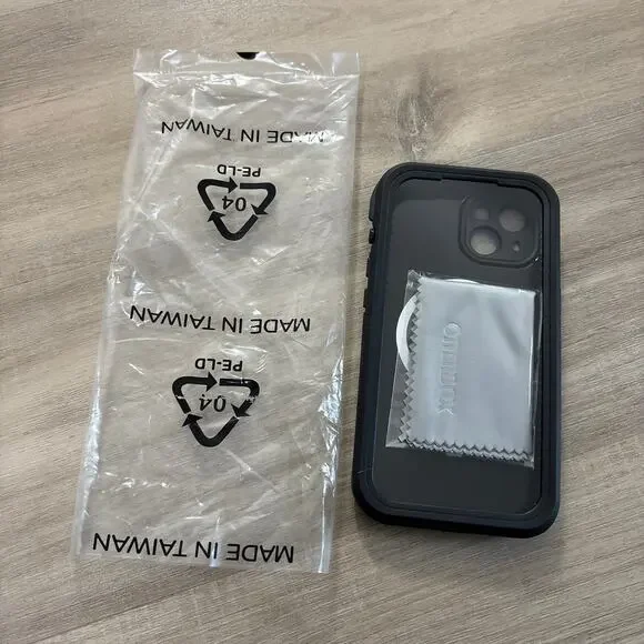 OtterBox Fre Series for MagSafe iPhone 15 Case Black Phone Case - Picture 3 of 3